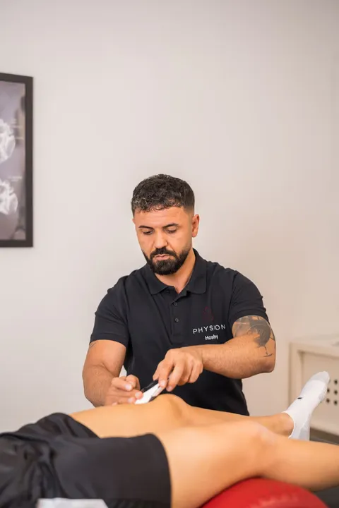 Physion Gründer Hoschiar Aziz bei der Therapie